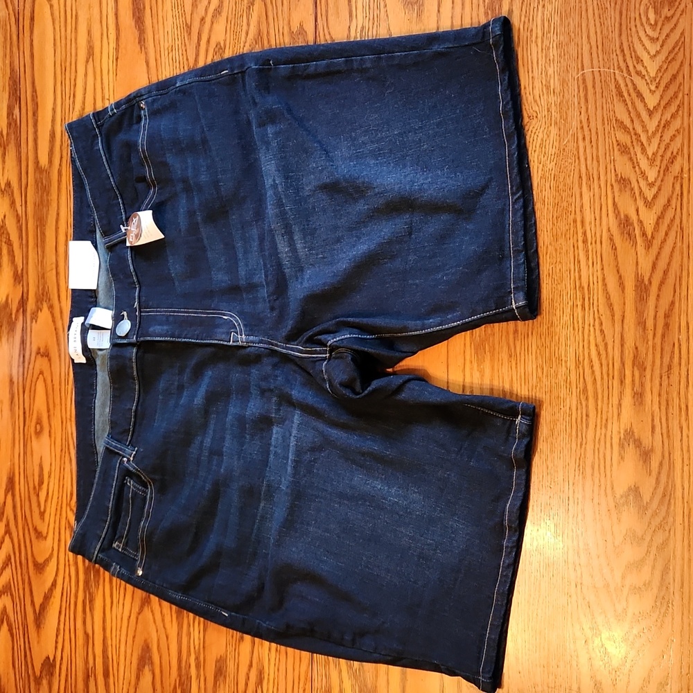 Lane Bryant Flex Magic Waistband Signiture Fit Mid-Rise Bermuda Jean Shorts